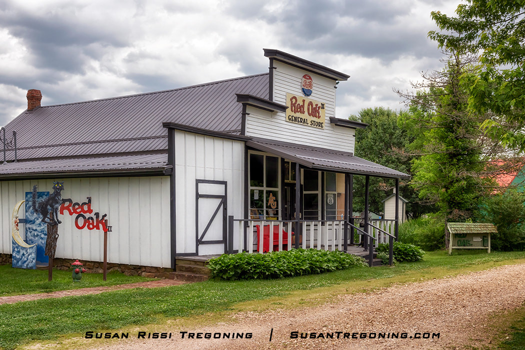 The Red Oak General store was built at the turn of the century and has been operated by Lowell Davis's family in the original Red Oak, Missouri, since 1921. The store was moved to Red Oak II and restored in 1988.