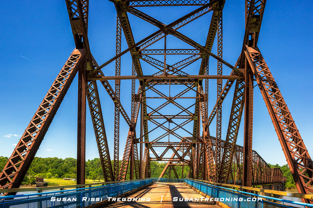 Approaching the 30 degree bend on the Old Chain of Rocks Bridge between Madison, Illinois, and St Louis, Missouri. 